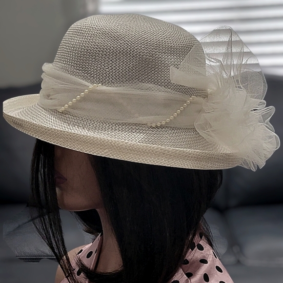 Unbranded Chic Cream Women's Elegant Straw Hat W/ Faux Pearls, Mesh & Bow NWOT - Picture 1 of 10
